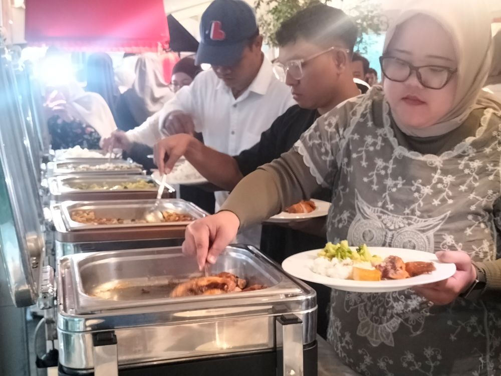 Para tamu saat menikmati berbagai menu dari lima provinsi di Indonesia