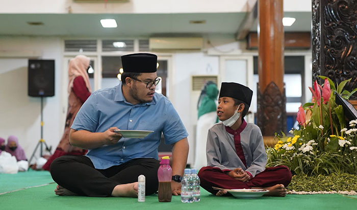 Bupati Kediri, Hanindhito Himawan Pramana, saat berbuka dan mengajak berbincang dengan salah satu anak yatim. Foto: Ist