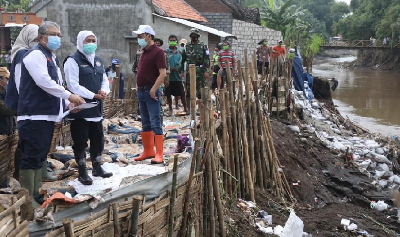 Gubernur Jawa Timur Khofifah Indar Parawansa meninjau titik-titik yang terdampak banjir akibat luapan Sungai Kedunggaleng, Kabupaten Probolinggo, Kamis (11/3) sore.