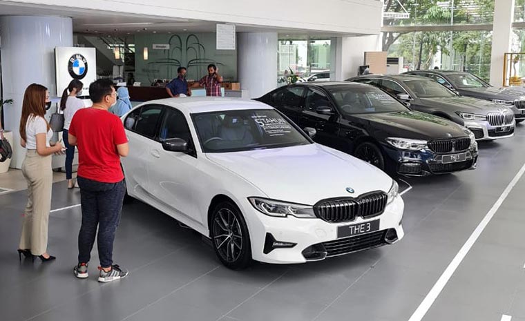 Suasana di Diler BMW Astra HR. Muhammad Surabaya. 