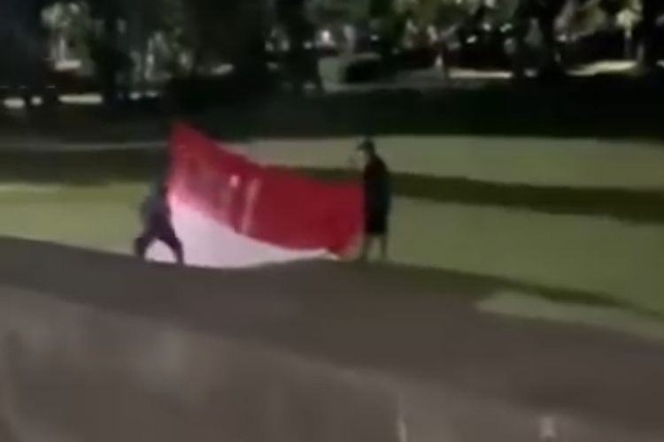 Tangkapan layar video dua orang pemuda mencoret bendera merah putih dengan tulisan RKUHAP di Taman Kota Negara, Kabupaten Jembrana, Provinsi Bali pada 18 November 2025 lalu