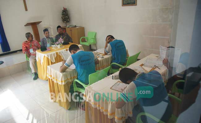 Warga binaan mengerjakan soal UN di gereja Pniel yang berada di dalam Lapas Jombang. foto: rony suhartomo/ BANGSAONLINE