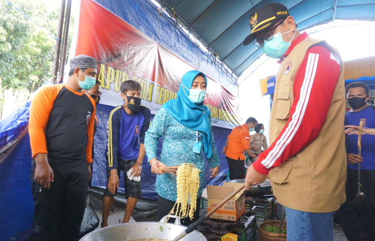 Bupati Pungkasiadi dan Ketua TP PKK Kabupaten Mojokerto Yayuk Pungkasiadi mencoba memasak di dapur umum untuk kebutuhan masyarakat di tengah wabah Covid 19. 