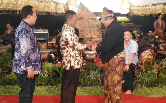 Bupati Indartato saat menyerahkan wayang kepada Ki Dalang Anom Suroto.
