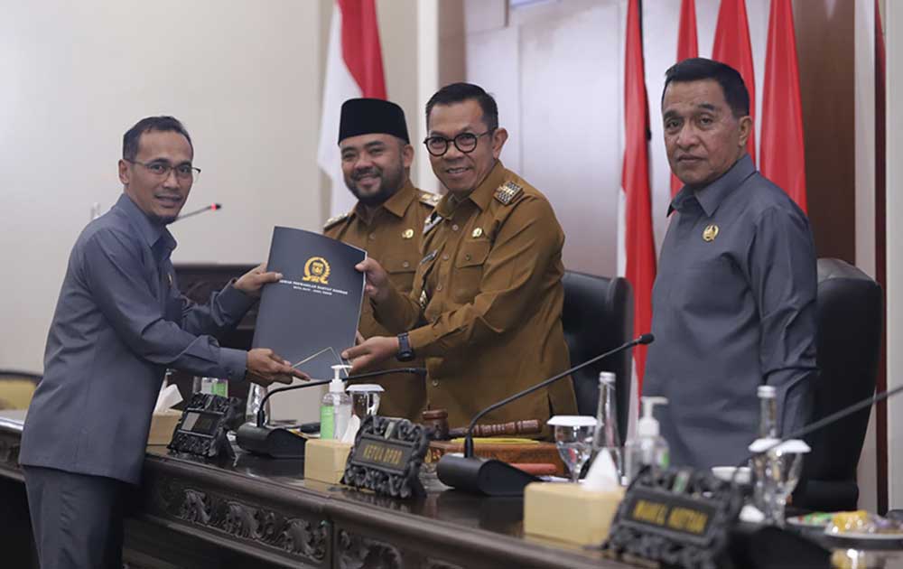 Ketua DPRD Kota Batu, Didik Subiyanto, menyerahkan dokumen PU fraksi kepada Wali Kota Nurochman.