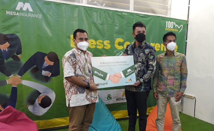 Perjanjian kerja sama asuransi kecelakaan diri syariah dilaksanakan oleh Chief Operation Officer Nujek Imam Syafii dan Kurniawan, Perwakilan Mega Insurance di Kantor Nujek, Surabaya. (foto: DIDI ROSADI/ BANGSAONLINE)