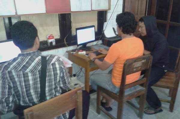Joko (pakaian hitam) saat diperiksa pasca diamankan oleh Unit Reskrim Polsekta Ngawi. foto: zainal abidin/BANGSAONLINE