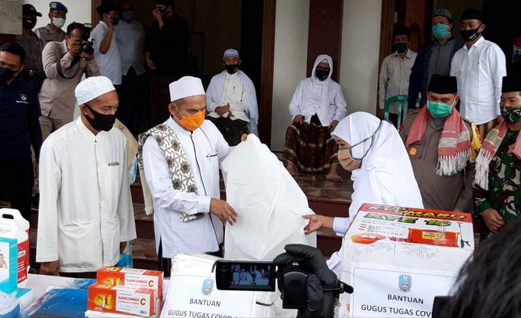 Gubernur Jawa Timur Khofifah Indar Parawansa didampingi Pangdam V Brawijaya Mayjen TNI Widodo Iryansyah dan Kapolda Jatim Irjen Fadil Imran, saat menyerahkan bantuan ke Pondok Pesantren Lirboyo. foto: MUJI HARJITA/ BANGSAONLINE