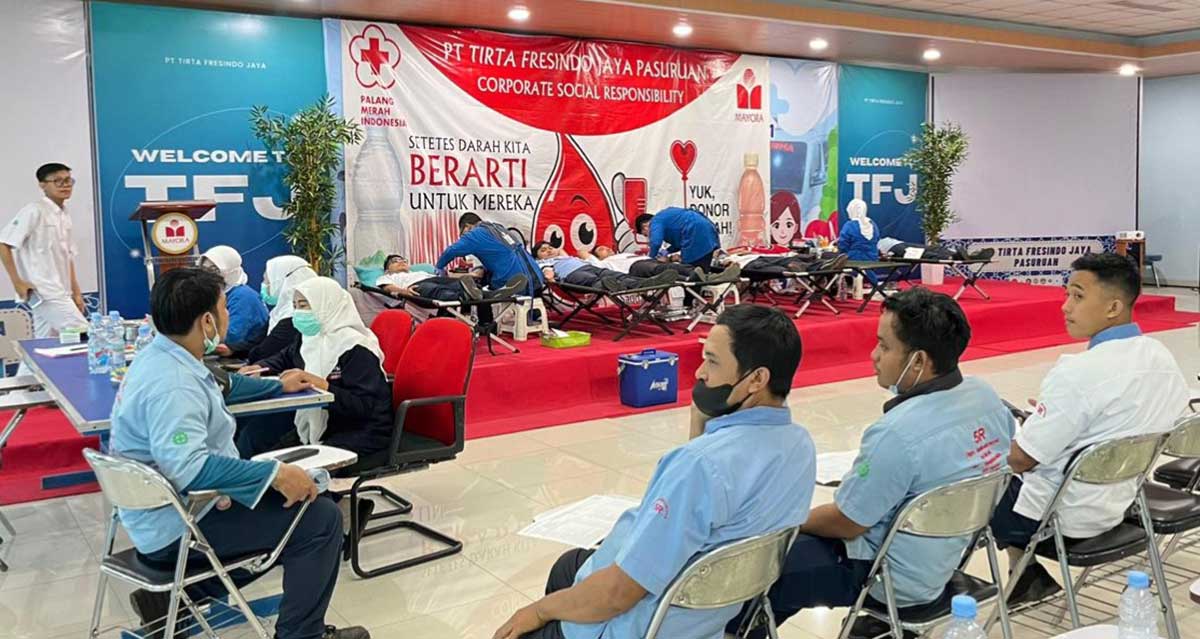 Ratusan pekerja pabrik PT. Tirta Fresindo Jaya saat mengikuti giat rutin, donor darah.