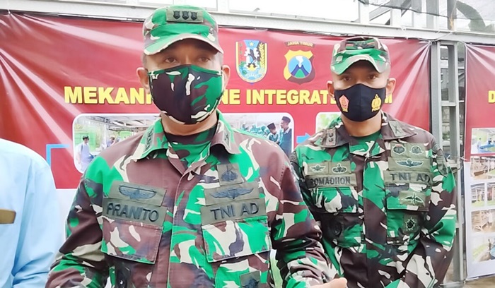 Ketua tim penilaian lomba Binter TNI-AD, Kolonel Inf Pranito Dwinarwan didampingi Dandim 0811 Tuban, Letkol Inf Viliala Romadhon