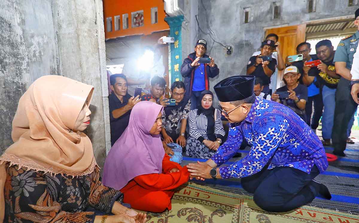 Pj Gubernur Jatim saat memberi santunan untuk 5 korban longsor Denpasar di Magetan.