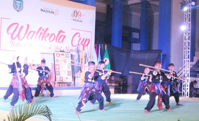 Atraksi seni dari salah satu organisasi pencak silat dalam pembukaan festifal seni pencak silat.