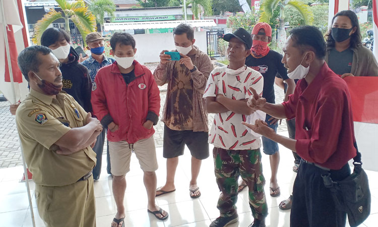  ?Warga Kelurahan Tawangsari, Kecamatan Garum Kabupaten Blitar saat meluruk kantor kelurahan setempat memprotes penyaluran BST.