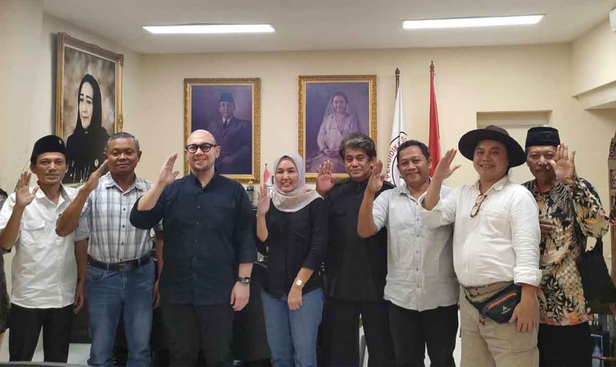 Ketua Harian Situs Ndalem Pojok, Kushartono (paling kiri), dan tim saat bertemu dengan pengurus Yayasan Pendidikan Soekarno di Jakarta. Foto: Ist