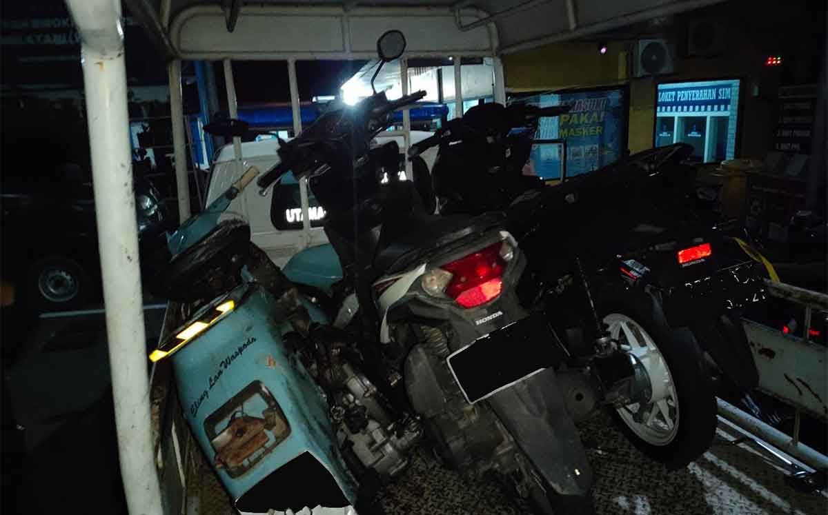 Kendaraan yang terlibat kecelakaan di Jalan Merdeka, Kota Blitar.
