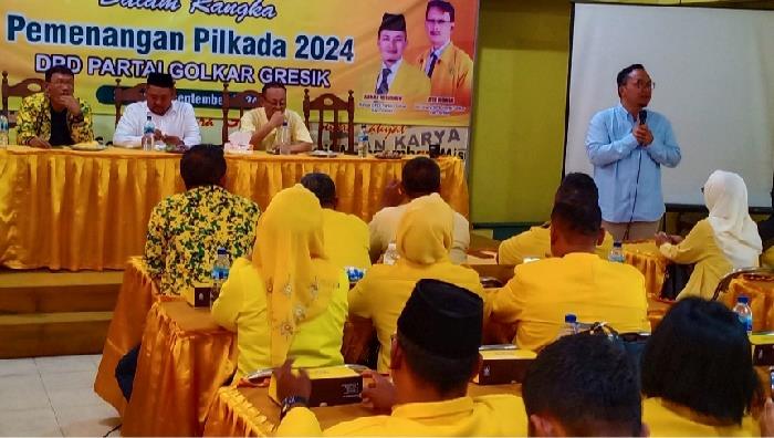 Pasangan Yani-Alif saat konsolidasi dengan pengurus Golkar. Foto: SYUHUD/ BANGSAONLINE.com