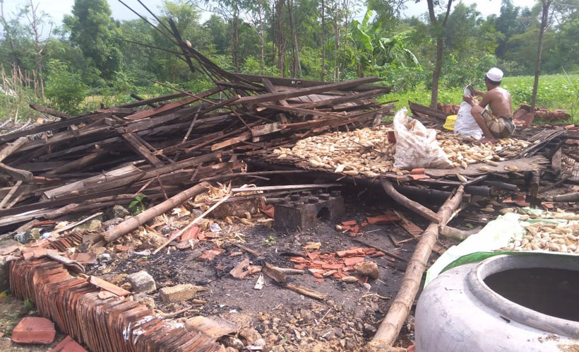 Rumah Sumairah yang hancur usai diterjang puting beliung.