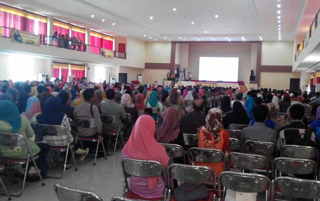 Gus Ipul dalam kuliah umumnya dihadapan ribuan mahasiswa PPNI.