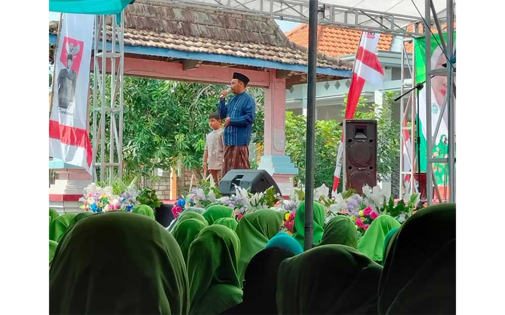 Kades Kandangan Fenta Aquarista memberikan sambutan dalam acara Silaturrahim Kubro Muslimat NU se-Kecamatan Cerme. Foto: Ist.