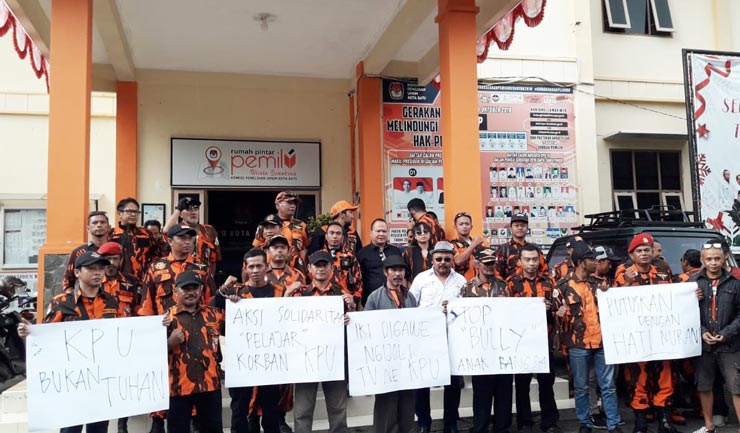 Puluhan anggota Ormas Pemuda Pancasila (PP) menggelar aksi di depan kantor KPU Kota Batu, Rabu (12/2) siang. Mereka juga melakukan penggalangan dana untuk membantu si siswa yang tak sengaja merusakkan TV LED. 