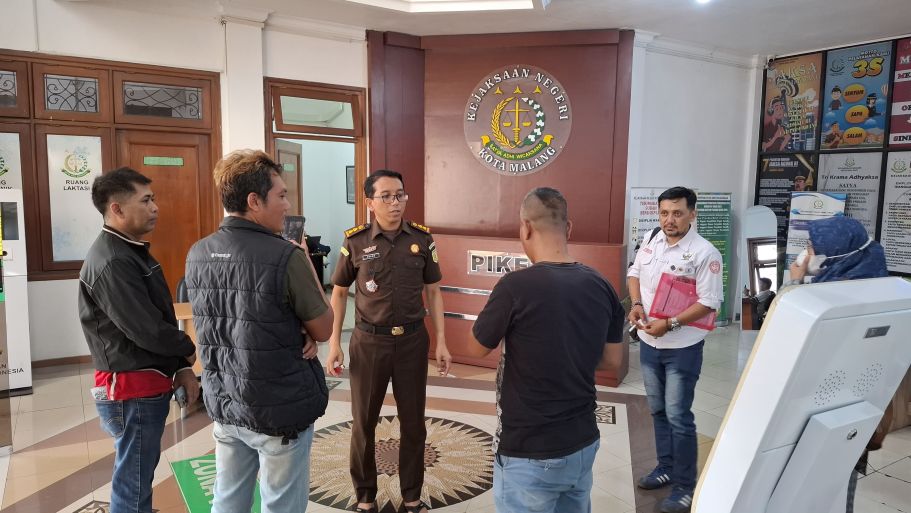  Kasi Intel Kejaksaan Negeri Kota Malang saat menemui tim hukum KHYI