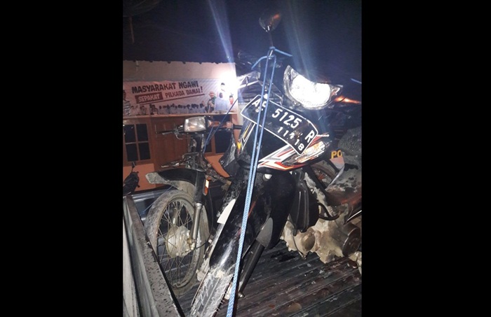 Kondisi kedua motor saat dievakuasi petugas.
