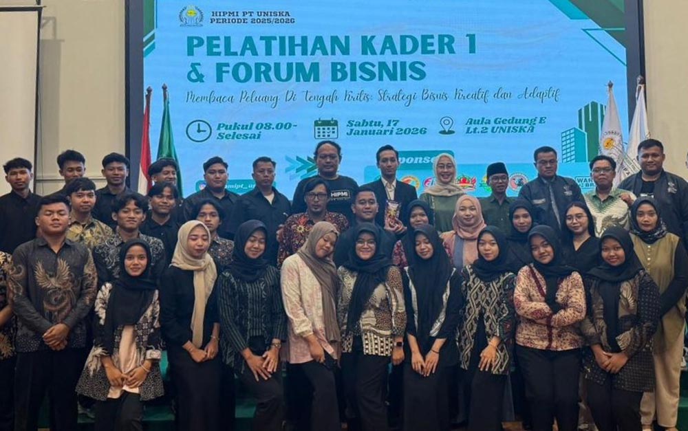 Pengurus BPC Hipmi Kabupaten Kediri, Bakorda Hipmi PT Jawa Timur, dan Dr. Hj. Anggia Ermarini, Ketua Komisi VI DPR RI bersama perserta pelatihan. Foto: Ist.