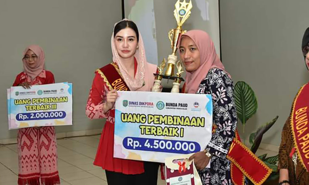 Ketua TP PKK Kabupaten Trenggalek Novita Hardini (kiri) saat memberikan apresiasi bunda PAUD.