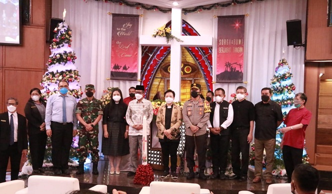 Mennkopolhukam Mahfud MD bersama Forkopimda Jatim saat melakukan pengecekan protokol kesehatan (prokes) dan pengamanan gereja di Kota Surabaya.