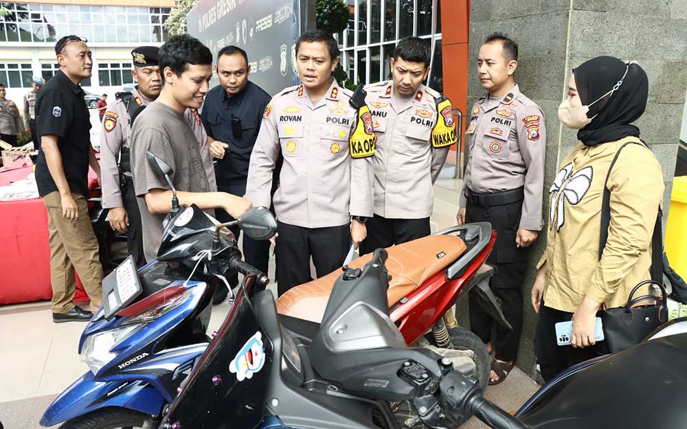 Kapolres Gresik Kembalikan Motor Hasil Curian kepada Korban