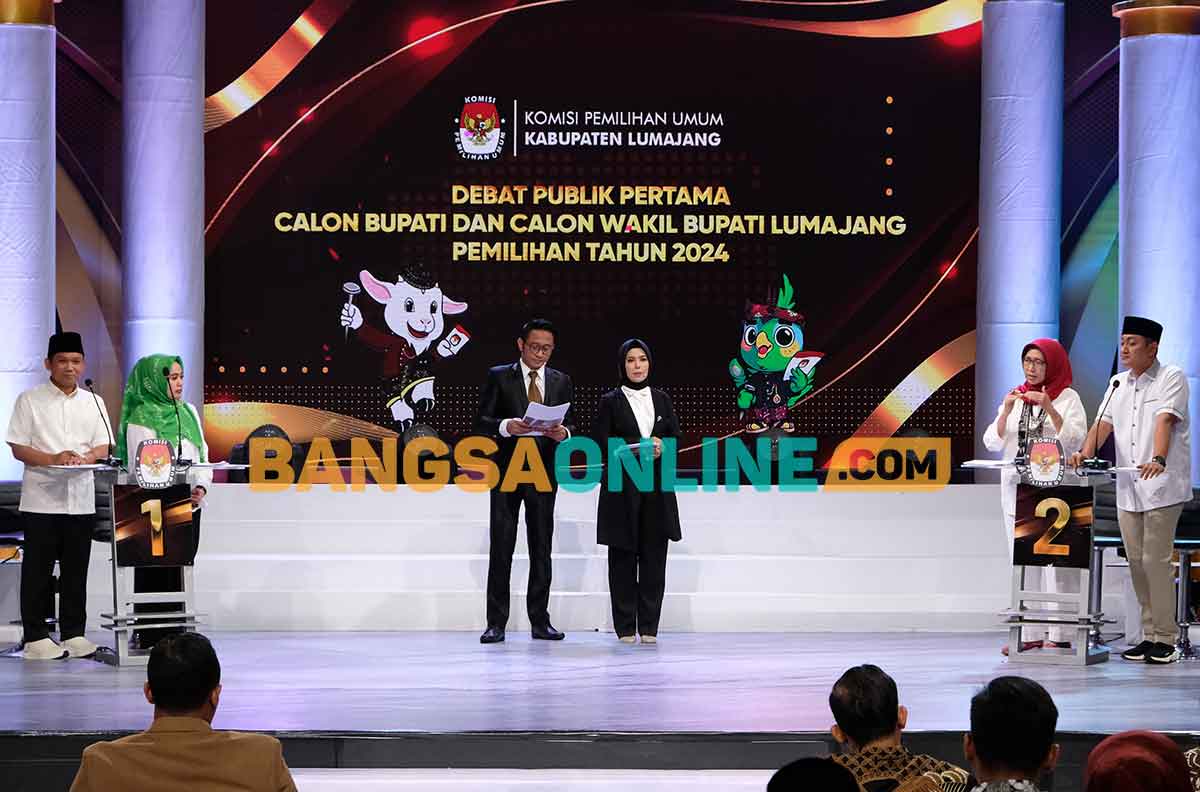 Pasangan calon bupati dan wakil bupati saat debat publik yang digelar KPU Lumajang. Foto: IMRON GHOZALI/BANGSAONLINE