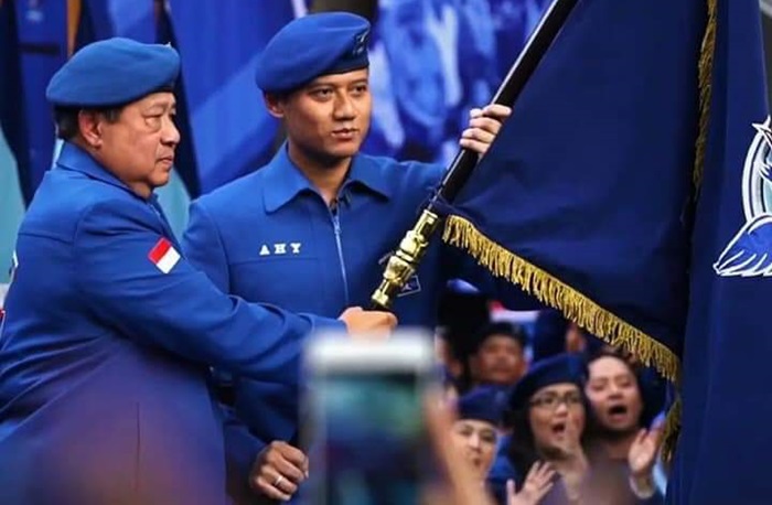 Agus Harimurti Yudhoyono (AHY) menerima pataka Partai Demokrat dari Ketua Majelis Tinggi, Susilo Bambang Yudhoyono (SBY) usai terpilih menjadi Ketua Umum pada Kongres V Partai Demokrat di Jakarta. foto: istimewa