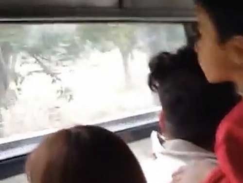 Anak kecil juga menyaksikan kejadian ngeri ini. foto: mirror.co.uk
