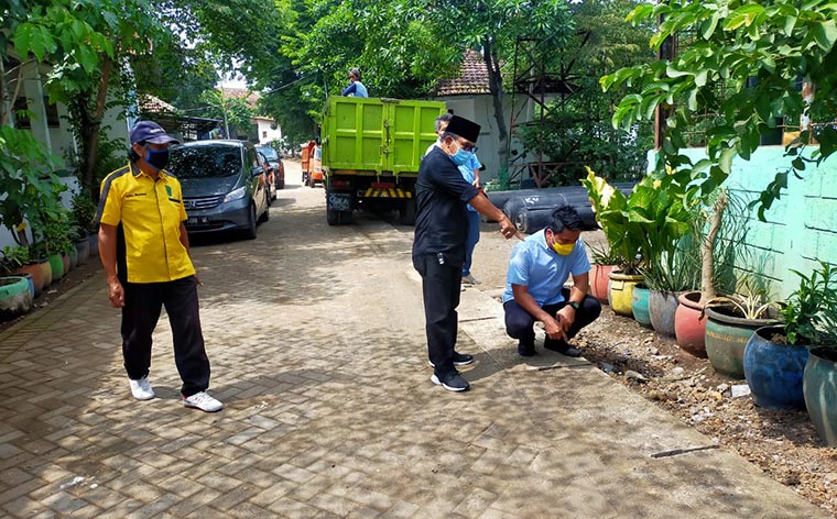 Anggota Komisi III saat menunjukkan bagian saluran drainase yang sudah rusak.