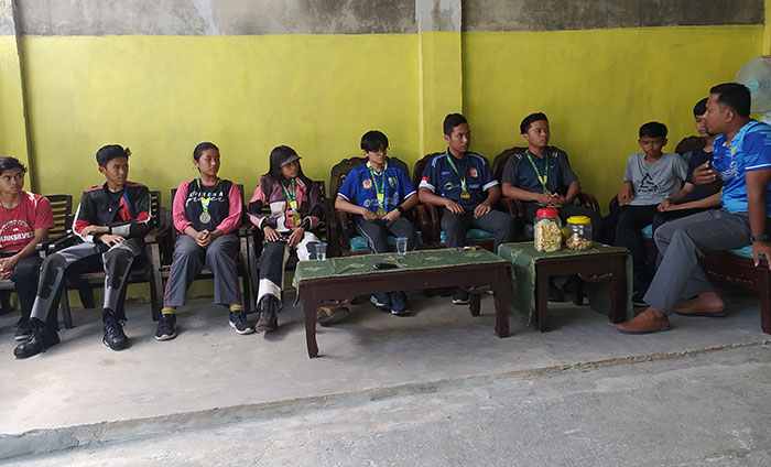 Pelatih Cabor Menembak Sampang, Slamet Riyadi, saat memberikan motivasi pada para atlet. Foto: MUTAMMIM/BANGSAONLINE