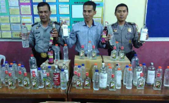 MIRAS: Ratusan botol miras yang berhasil diamankan dalam razia oleh Polsek Gedangan, kemarin. foto: catur gogon/BANGSAONLINE