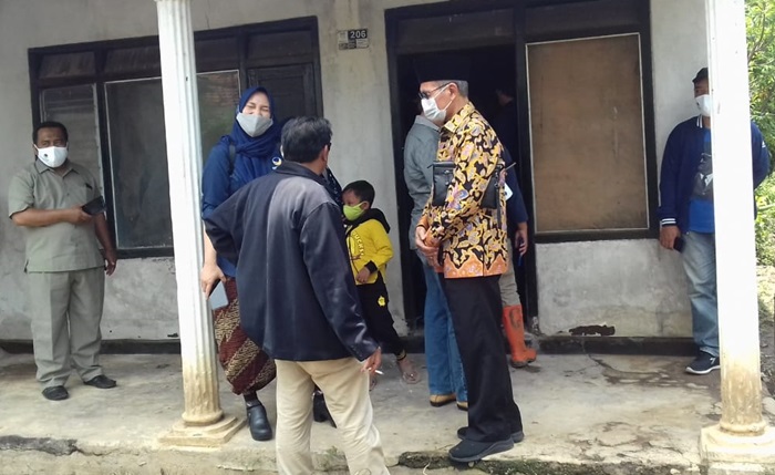 Anggota DPRD Jatim, Muzamil saat mengunjungi Ny. Sriyati belum lama ini.