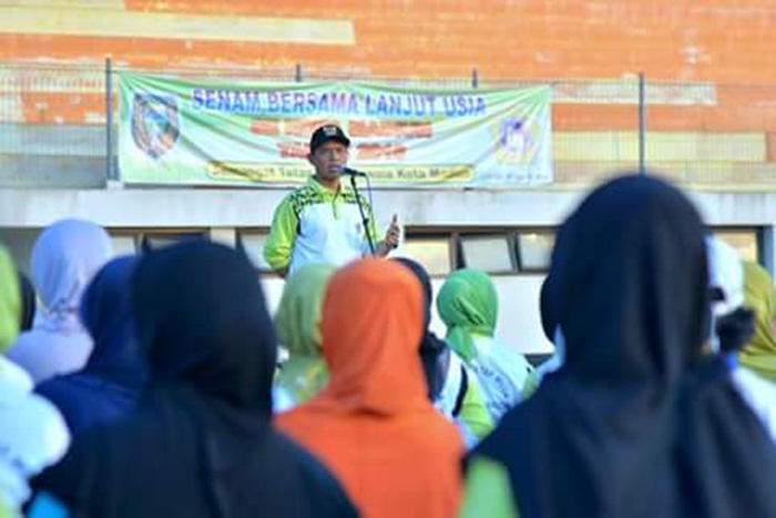 Wali kota saat senam lansia di Stadion Wilis, Jumat (20/7/2018).