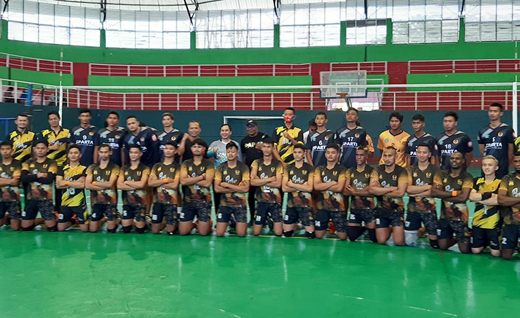 FOTO BARENG: Tim Voli Papua dan Tim PBVSI Sidoarjo jelang pertandingan uji coba, di GOR Delta, Sabtu (31/10). foto: MUSTAIN/ BANGSAONLINE