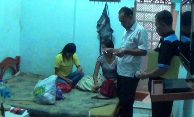 Petugas saat mendapati tamu hotel yang kedapatan membawa pil koplo. foto: Imron/BangsaOnline