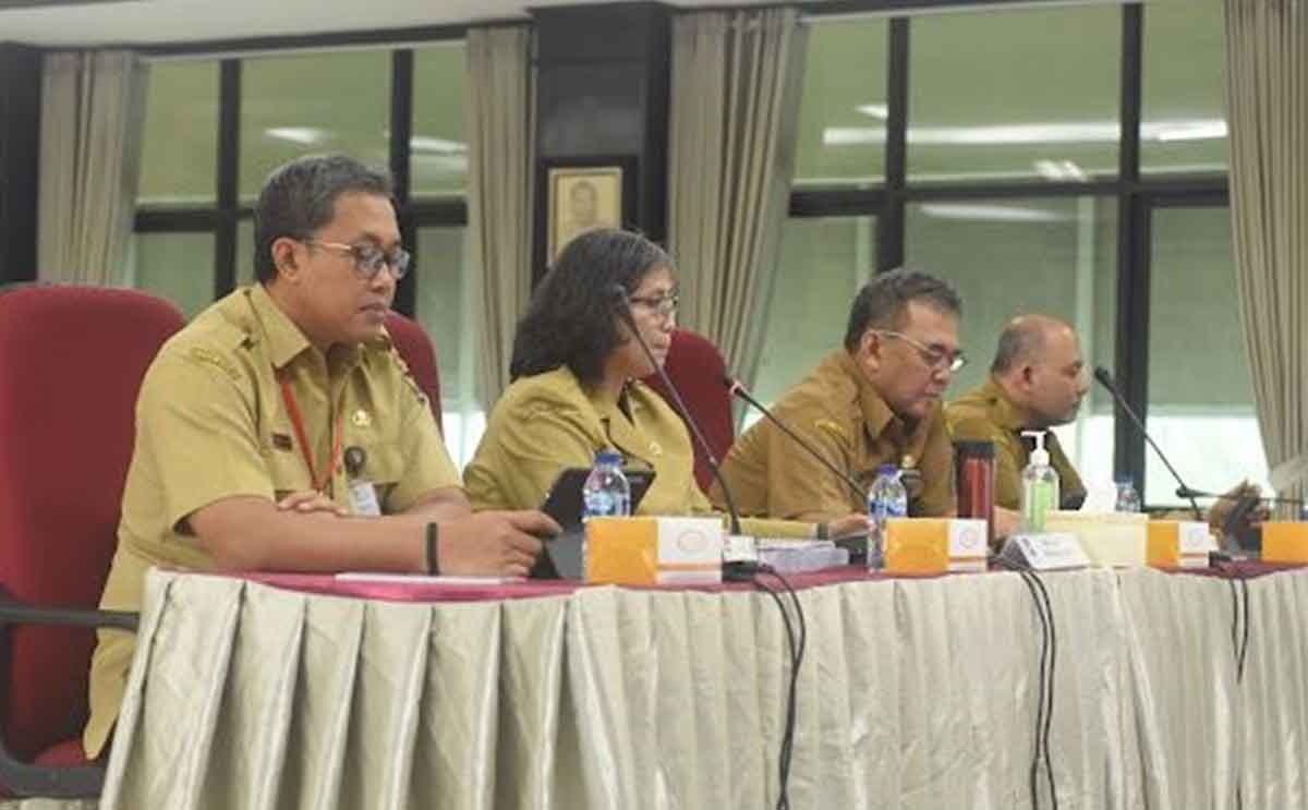 Pj Wali Kota Kediri, Zanariah, saat memaparkan laporan evaluasi kinerja Triwulan III. Foto: Ist