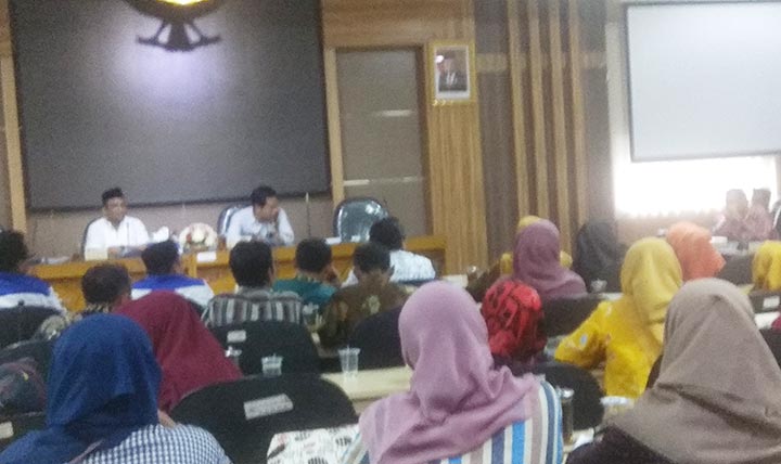 Suasana hearing Komisi D DPRD Lamongan dengan Forum GTT-PTT Lamongan. 