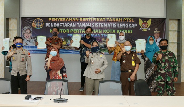 Kepala BPN Kota Kediri, Susilawati (tengah depan) didampingi oleh Asisten Perekonomian dan Pembangunan Pemerintah Kota Kediri, Eny Indarjati, Perwakilan Polres Kediri Kota, Kodim 0809, dan Kejaksaan Negeri Kota Kediri. foto: ist.