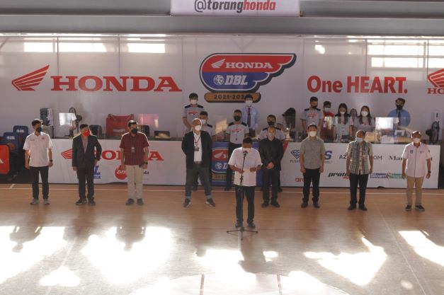 Gubernur Sulawesi Utara (Sulut) Olly Dondokambey ketika membuka Honda DBL 2021 Seri Sulut di GOR RW Monginsidi, Jumat (10/12) sore. Foto: ist