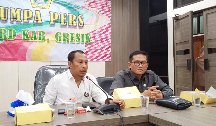 Ketua Komisi III DPRD Gresik Asroin Widiyana ketika memberikan keterangan pers terkait proyek landmark dari CSR. foto: SYUHUD/ BANGSAONLINE