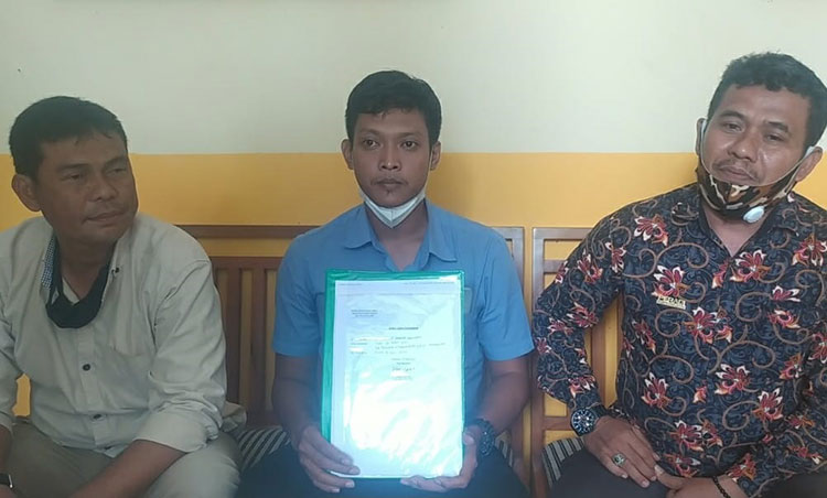 Hidayat Sugiartono (korban/tengah) bersama kuasa hukumnya. (foto: ist)