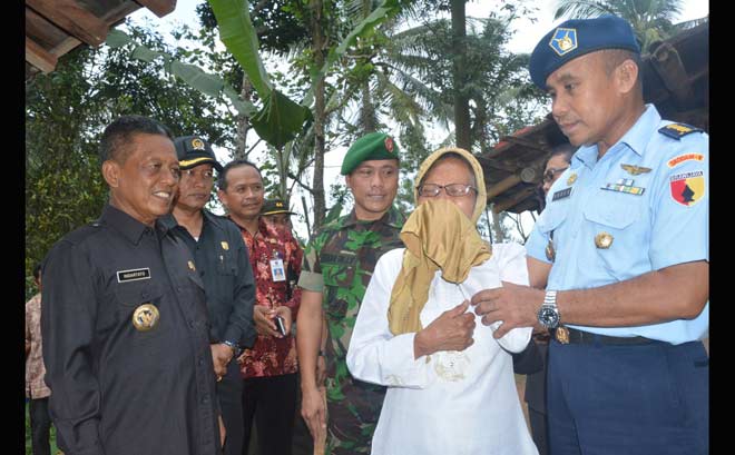 Istri Tukimin dengan rasa haru meneteskan air mata berucap syukur atas anugerah yang diberikanya.” Terima Kasih Pak Bupati, Pak Camat, bapak-bapak TNI yang membantu saya,” tuturnya.