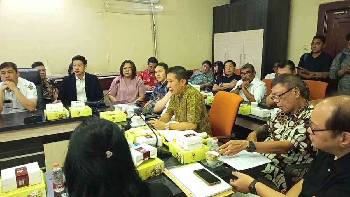 Hearing yang digelar Komisi A DPRD Surabaya bersama warga dan PT. SAS.
