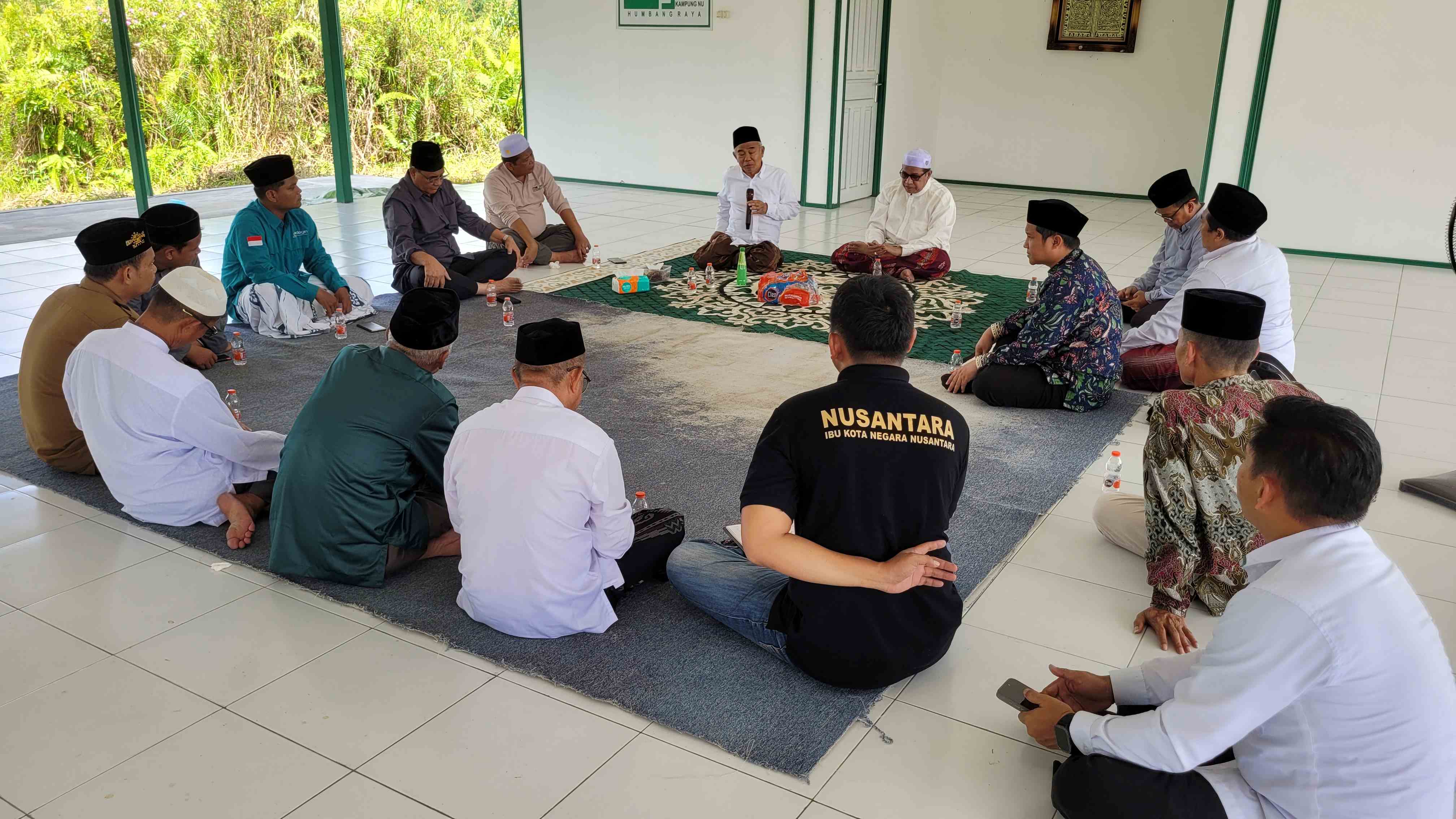 Prof Dr KH Asep Saifuddin Chalim, MA saat rapat dengan para pengurus yayasan yang mengurus pendirian pondok pesantren tersebut di Masjid An-Nur Humbang Raya, Mantangai, Kapuas, Kalteng, Senin (19/5/2025). Foto: M. Mas