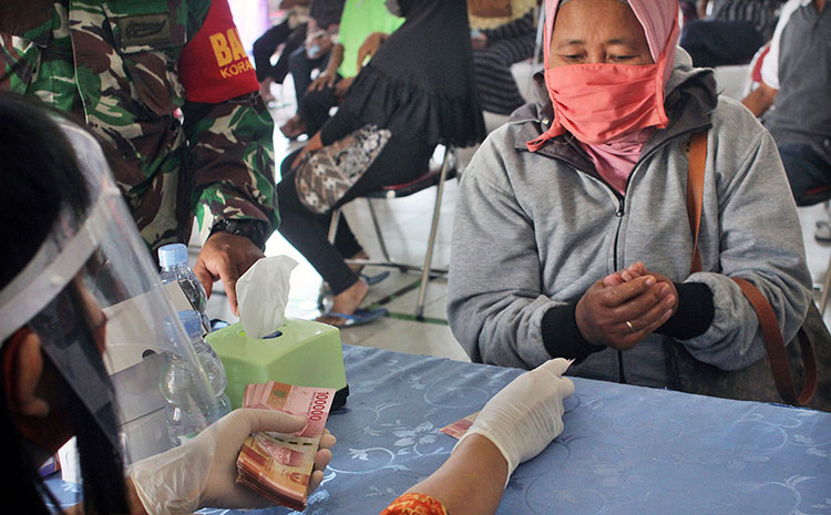 Petugas sedang melayani penerima JPS. 
